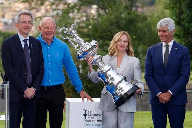 News Themen der Woche KW22 Bilder des Jahres 2025, News 05 Mai News Bilder des Tages May 26, 2025, Rome, ITALY: (L-R) Naples Mayor Gaetano Manfredi, Emirates Team New Zealand CEO Grant Dalton, Italian Prime Minister Giorgia Meloni and Italian Minister for Sport and Youth Andrea Abodi during the official presentation of the America s Cup trophy, for the first time in history, will be held in Italy for the 2027 edition, Villa Doria Pamphilj, Rome 20 maggio 2025. ANSA FABIO FRUSTACI. Rome ITALY - ZUMAa110 20250526_zaf_a110_018 Copyright: xAnsa FabioxFrustacix
