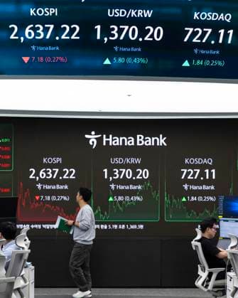 KOSPI falls KOSPI falls A financial data screen in the dealing room of Hana Bank in Seoul on May 27, 2025, shows the benchmark Korea Composite Stock Price Index having fallen 7.18 points, or 0.27 percent, to close at 2,637.22. South Korean stocks finished lower as investors moved to lock in profits from recent gains amid lingering concerns about the United States tariff scheme. (Yonhap) 2025-05-27 16:26:27 < 1980-2025 YONHAPNEWS AGENCY. .> ¼­¿ïÆ¯º°½Ã EDITORIAL USE ONLY  Copyright: xx PYH2025052717220031500 YonhapxNewsx yonphotos241515