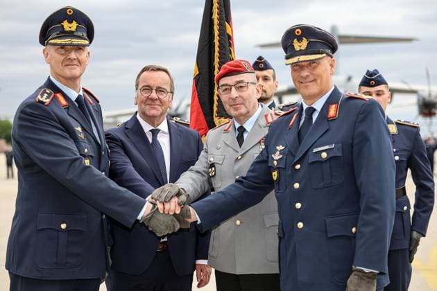 Lieutenant General Holger Neumann has taken over command of the German Air Force from Lieutenant General Ingo Gerhartz Apron Hall 1 3 After the handover