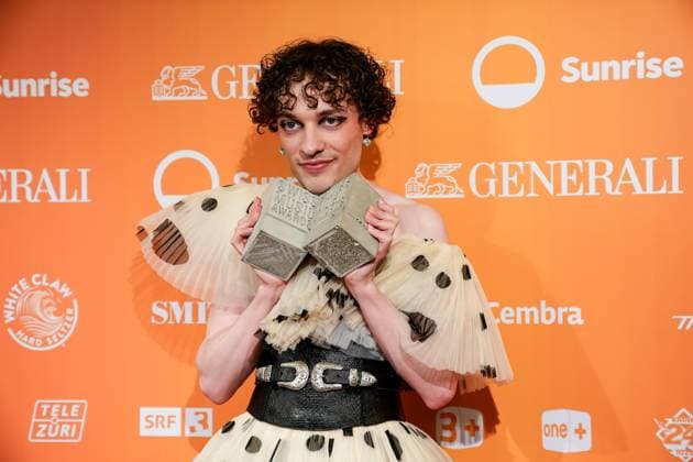 Entertainment Themen der Woche KW22 Bilder des Jahres 2025, Entertainment 05 Mai Entertainment Bilder des Tages Zurich, Switzerland, May 28th 2025: Musician Nemo poses with two trophies after winning during the Swiss Music Awards 2025 at Hallenstadion in Zurich, Switzerland. (Daniela Porcelli SPP) Copyright: xDanielaxPorcellix xSPPx spp-en-DaPoSp-20250528-DP106313