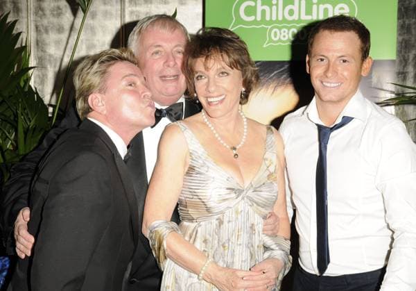 I m A Celebrity Childline Ball DAVID VAN DAY, CHRISTOPHER BIGGINS, ESTHER RANTZEN & JOE SWASH I m A Celebrity Childline Ball held at the Park Lane Hotel, London, England. October 21st 2009 half length white floral print pleated pleats grey gray dress kissing kiss pouting cheek pearl necklace funny profile black suit jacket white shirt CAP CAN Can Nguyen London UK Great Britain Copyright: xCanxNguyen CapitalxPicturesx
