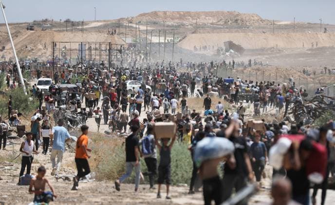 Bilder des Jahres 2025, News 05 Mai News Bilder des Tages Displaced Palestinians received food packages from a US-backed foundation pledging to distribute humanitarian aid in southern Gaza City on Thursday on May 29, 2025. According to eyewitnesses, thousands of Palestinians rushed into a new aid distribution center operated by the US-backed group, leading to chaotic scenes as Israel implemented a new distribution system.  GAZ2025052909 HassanxAl-Jadi