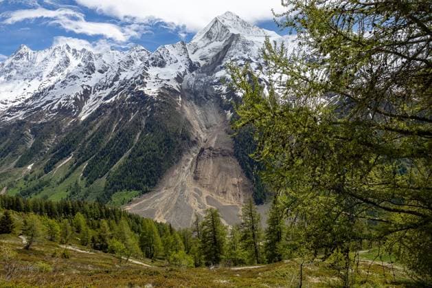 Bilder des Jahres 2025, News 05 Mai News Bilder des Tages Schweiz, Blatten im Lötschental nach Felssturz CATASTROPHE BLATTEN PHOTOPQR LE DAUPHINE Tom Pham Van Suu 29 05 2025 A Blatten Confédération Helvétique , le 29 mai 2025 On May 28, 2025, a collapsing glacier buried the village of Blatten, with its 300 inhabitants, in the Lötschental Three million cubic meters of ice and rubble completely destroyed the village, The precise causes of the disaster are still unknown, but political and security officials insist that it is the result of climate change. Photo Tom Pham Van Suu Le Dauphiné Libéré Blatten, one day after a massive avalanche, triggered by the collapse of the Birch Glacier, shows the lake forming against the mass of mud covering the village of Blatten, Switzerland, 29 May 2025 One person went missing, and numerous houses were destroy Copyright: xPHOTOPQR LExDAUPHINE MAXPPPxTomxPhamxVanxSuux 20250529JDL4107 20250529JDL4107