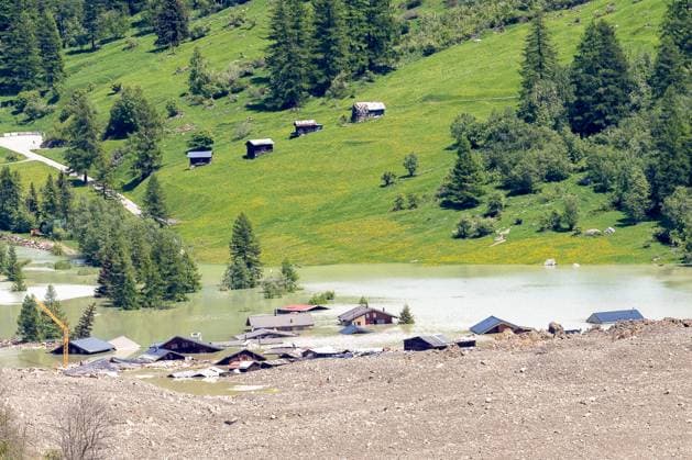 Bilder des Jahres 2025, News 05 Mai News Bilder des Tages Schweiz, Blatten im Lötschental nach Felssturz CATASTROPHE BLATTEN PHOTOPQR LE DAUPHINE Tom Pham Van Suu 29 05 2025 A Blatten Confédération Helvétique , le 29 mai 2025 On May 28, 2025, a collapsing glacier buried the village of Blatten, with its 300 inhabitants, in the Lötschental Three million cubic meters of ice and rubble completely destroyed the village, The precise causes of the disaster are still unknown, but political and security officials insist that it is the result of climate change. Photo Tom Pham Van Suu Le Dauphiné Libéré Blatten, one day after a massive avalanche, triggered by the collapse of the Birch Glacier, shows the lake forming against the mass of mud covering the village of Blatten, Switzerland, 29 May 2025 One person went missing, and numerous houses were destroy Copyright: xPHOTOPQR LExDAUPHINE MAXPPPxTomxPhamxVanxSuux 20250529JDL4121 20250529JDL4121