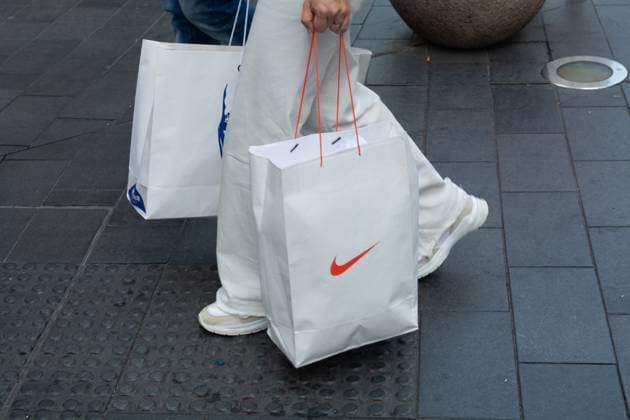 Daily Life In Shanghai A woman carries a Nike shopping bag on Nanjing East Street in Shanghai, China, on May 30, 2025. Shanghai China  Copyright: xYingxTangx originalFilename: tang-notitle250530_npbRA.jpg