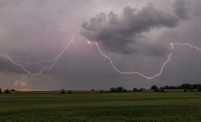 Thunderstorm in Hesse The lightning of a thunderstorm can be seen in the sky this afternoon The German Weather Service had issued a severe thunderstorm warning for parts of Hesse , Oberursel Hesse Germany