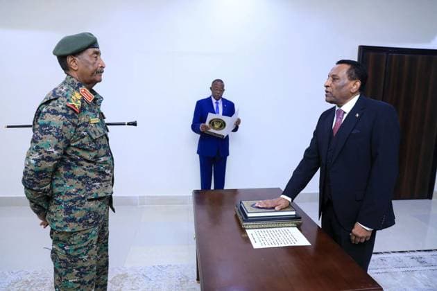 Bilder des Jahres 2025, News 05 Mai News Bilder des Tages (250601) -- PORT SUDAN, June 1, 2025 -- Kamil Idris (R) takes oath before Abdel Fattah al-Burhan (L), head of Sudan s ruling Transitional Sovereign Council, during the swearing-in ceremony in Port Sudan, eastern Sudan, May 31, 2025. Kamil Idris was sworn in as Sudan s new prime minister on Saturday before Abdel Fattah al-Burhan, head of the country s ruling Transitional Sovereign Council, the council said in a statement. (Photo by Xinhua) (SpotNews)SUDAN-PORT SUDAN-NEW PM-SWEARING-IN IbrahimxAdaroub