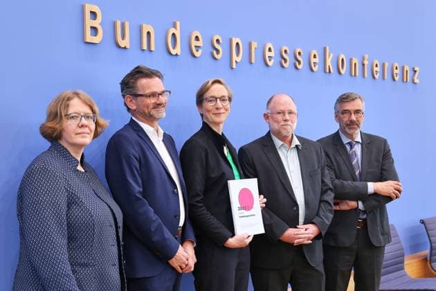 Berlin, Germany, 02 06 2025 Federal Press Conference Presentation of the Peace Report 2025 L R Claudia Baumgart, Conrad Schetter, Ursula Schröder, Tobias Debiel and Christopher Daase Copyright: xdtsxNachrichtenagenturx dts_69610
