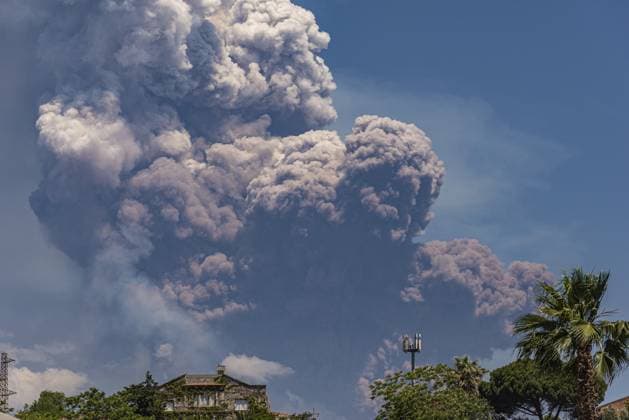 Bilder des Jahres 2025, News 06 Juni News Themen der Woche KW23 News Bilder des Tages Mount Etna erupts in Italy, releasing powerful ash and lava CATANIA, SICILY, ITALY - JUNE 2: Mount Etna erupts a strong and intense flow of ash and lava following a collapse at the southeast crater of Mount Etna in southern Italy early this morning, on June 2, 2025, in Catania, Sicily, Italy. ???According to the information provided by the Catania Branch of the National Institute of Geophysics and Volcanology (INGV) and the Etna Observatory, a volcanic eruption occurred after a collapse at a section of the southeast crater of Mount Etna, located at an altitude of 2,900 meters. Salvatore Allegra Anadolu Catania Italy. Editorial use only. Please get in touch for any other usage. Copyright: x2025xAnadoluxSalvatorexAllegrax