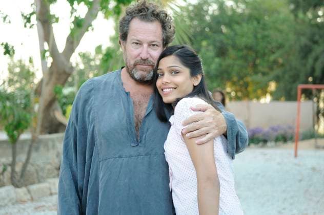 Miral - filmstill JULIAN SCHNABEL (DIRECTOR) & FREIDA PINTO on the set of Miral EDITORIAL USE ONLY Copyright: xCAP PLFx