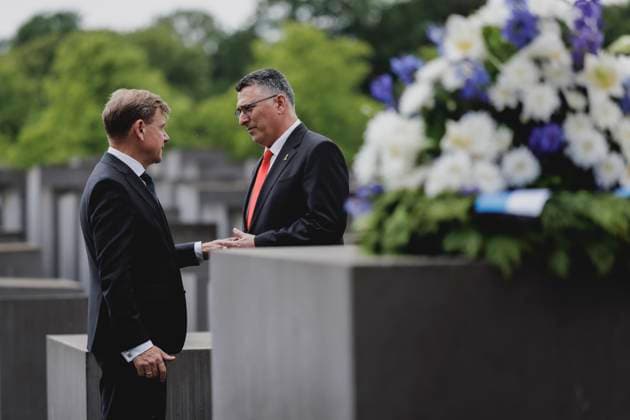 L R Johann Wadephul CDU , Federal Foreign Minister, and Gideon Sa ar, Foreign Minister of Israel, photographed during a visit to the Holocaust Memorial in Berlin, 05 06 2025 Photographed on behalf of the Federal Foreign Office Berlin Germany Copyright: xFlorianxGaertner AAx