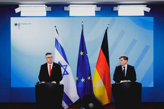 R L Johann Wadephul CDU , Federal Foreign Minister, and Gideon Sa ar, Foreign Minister of Israel, photographed during a joint press conference in Berlin, 05 06 2025 Photographed on behalf of the Federal Foreign Office Berlin Germany Copyright: xFlorianxGaertner AAx