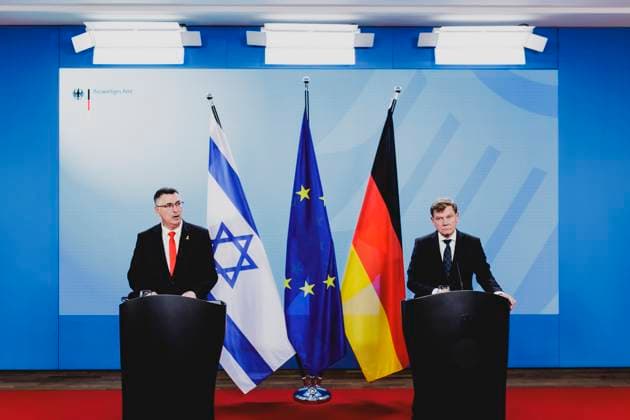 R L Johann Wadephul CDU , Federal Foreign Minister, and Gideon Sa ar, Foreign Minister of Israel, photographed during a joint press conference in Berlin, 05 06 2025 Photographed on behalf of the Federal Foreign Office Berlin Germany Copyright: xFlorianxGaertner AAx