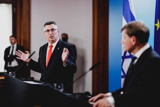 R L Johann Wadephul CDU , Federal Foreign Minister, and Gideon Sa ar, Foreign Minister of Israel, photographed during a joint press conference in Berlin, 05 06 2025 Photographed on behalf of the Federal Foreign Office Berlin Germany Copyright: xFlorianxGaertner AAx