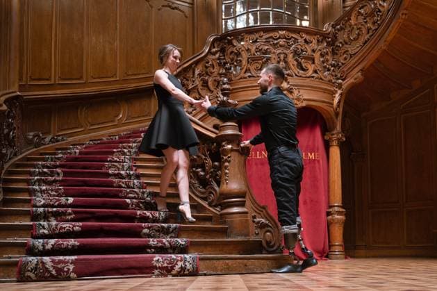 Bilder des Jahres 2025, News 06 Juni News Themen der Woche KW23 Ukraine, Kriegsveteran tanzt in Lwiw auf Beinprothesen Ukrainian veteran dances on prosthetic legs with his wife for first time in Lviv Oleksandr Zhavnenko, 36, a veteran of the 12th Special Forces Brigade, dances on prosthetic legs with his wife Marichka Zhavnenko at the House of Scholars for the first time since losing his lower limbs in Lviv, Ukraine, on June 4, 2025. Oleksandr Zhavnenko and his wife Marichka meet in the Mriia (Dream) folk dance ensemble. Later, he becomes a drone operator at the Azov Brigade. In October 2024, a Russian shell hits Oleksandr s position, and he loses both lower limbs. Since sustaining the serious injury, he dreams of returning to playing sports, traveling, and going out on the dance floor with his beloved Marichka again. Lviv Ukraine Copyright: xAnastasiiaxSmolienkox originalFilename: ukrinform-ukrainia250604_npDQm.jpg