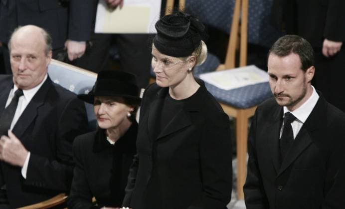 Norwegian royal family takes part in an ecumenical memorial for the Tsunami victims in South Asia KING HARALD, QUENN SONJA, CROWN PRINCESS METTE-MARIT & CROWN PRINCE HAAKON A world is mourning: Norwegian royal family takes part in an ecumenical memorial for the Tsunami victims in South Asia, Oslo City Hall, Oslo, Norway, January 16th 2005 Photo: Arash A. Nejad nyebilder.no Ref: CPR Oslo NOR Copyright: xColourpress CapitalxPicturesx