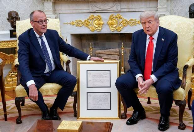 Bilder des Jahres 2025, News 06 Juni News Themen der Woche KW23 News Bilder des Tages June 5, 2025, Washington, District Of Columbia, USA: Chancellor Friedrich Merz of Germany presents United States President Donald J Trump Merz with what he said is the birth certificate of the Presidentâ€⠢s grandfather, Born in 1869,†in the Oval Office of the White House in Washington, DC, US, on Thursday, June 5, 2025 Washington USA - ZUMAs152 20250605_faa_s152_006 Copyright: xChrisxKleponisx-xPoolxviaxCNPx