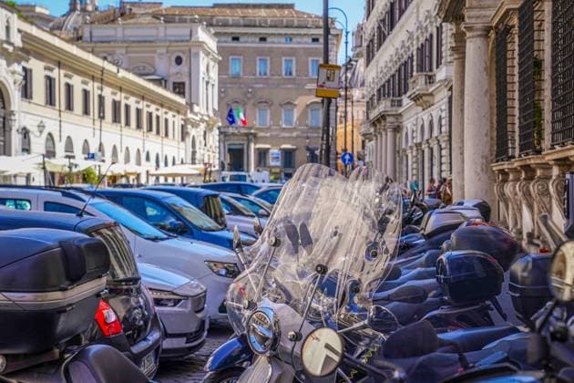 Rome, Italy, Europe, city center, old town, scooters, Vespas, scooters, traffic, road traffic, cars, Italian flag, summer, architecture, historic buildings, old building, baroque, classic, traffic density, parking problems, city experience, symbolic photo for city traffic, mobility, everyday life, urban mobility, photography Copyright: xJOERANxSTEINSIEKx