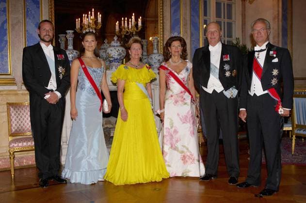 At the Gala Dinner at Stockholm Castle CROWN PRINCE HAAKON, CROWN PRINCESS VICTORIA, QUEEN SONJA, QUEEN SILVIA, KING HARALD & KING CARL GUSTAF At the Gala Dinner at Stockholm Castle, Stockholm, 1st September 2005 The Norwegian Royal Family visit Sweden full length siut sash tiara blue grey silver purse handbag yellow rose pattern dress gown royalty monarch monarchy Stockholm Sweden Copyright: xColourpress CapitalxPicturesx