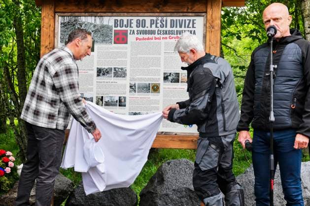 Czech President Petr Pavel, center, attends Freedom Day at Zhuri memorial commemorating battle of May 5, 1945, in which ten American soldiers of 90th Infantry Division were killed, Zhuri, Czech Republic, June 7, 2025. (CTKxPhoto MiroslavxChaloupka) CTKPhotoP2025060703096  CTKPhotoP2025060703096