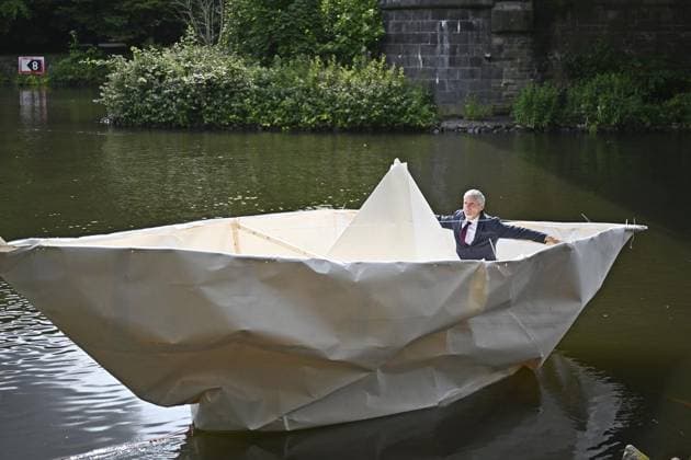 Leisure timeMH Pottlust Art actions by City of Play Finissage with paper boat FOR EDITORIAL PURPOSES ONLY EDITORIAL USE ONLY p Art actions by City of Play Finissage with paper boat by Frank Bölter on Sunday, 8 6 2025 at the Rathausmarkt Artist in his boat D NRW Mülheim Copyright OliverxMueller Copyright: OliverxMueller doc80zquu5yqs3jjtacfmw ,EDITORIAL USE ONLY Copyright: OliverxMueller