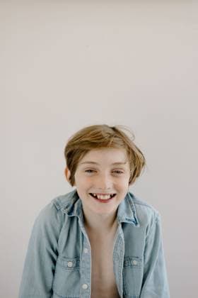 Laughing boy in chambray shirt on white backdrop Boise, Idaho, United States CR_PHZD250609-1747661-01 ,model released, Symbolfoto