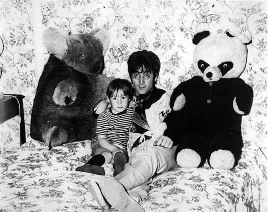 Bands Composers Instruments musicians Opera Orchestra Records Singers Songwriter Symphony Orchestra 5 May 1947 John Lennon with Son Sean Ono Lennon  Copyright: xUnitedxArchivesx xkpaxKeystonex 19470505_baf_k09_002