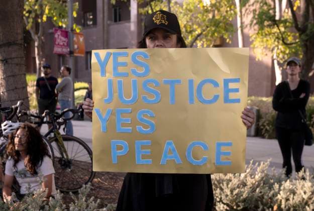 June 10,, 2025 - Los Angeles, California, USA - People gather at Grand Park in prayer and reflection to call for nonviolence and to stand in solidarity with their immigrant neighbors. Los Angeles USA - ZUMAce6_ 20250610_zaf_ce6_024 Copyright: xBrianxCahnx