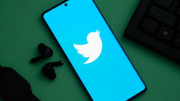 Dhaka, Bangladesch, 24. Mai 2025: Twitter-Logo auf einem Smartphone mit blauem Bildschirm, neben schwarzen Ohrhörern und Tastatur. Dhaka, Bangladesh 24 May 2025:Twitter logo on smartphone with blue screen, seen alongside black earbuds and keyboard. (License=RM) Copyright: xZoonar.com Md.MamunxMiahx 23551442