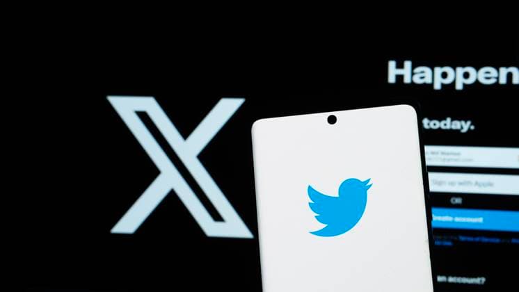 Dhaka, Bangladesch, 24. Mai 2025: Ein Smartphone zeigt das Twitter-Logo vor einem schwarzen Hintergrund mit einem weißen X. Dhaka, Bangladesh 24 May 2025:A smartphone displaying the Twitter logo in front of a black background with a white X. (License=RM) Copyright: xZoonar.com Md.MamunxMiahx 23551457