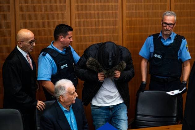 Frankfurt am Main verdict, crimes against humanity against Syrian doctor Alaa M The defendant is led into the courtroom at Frankfurt am Main Higher Regional Court for the announcement of the verdict The federal prosecution accuses Alaa M of crimes against humanity Copyright: xEibner-Pressefoto FlorianxWiegandx EP_FWD