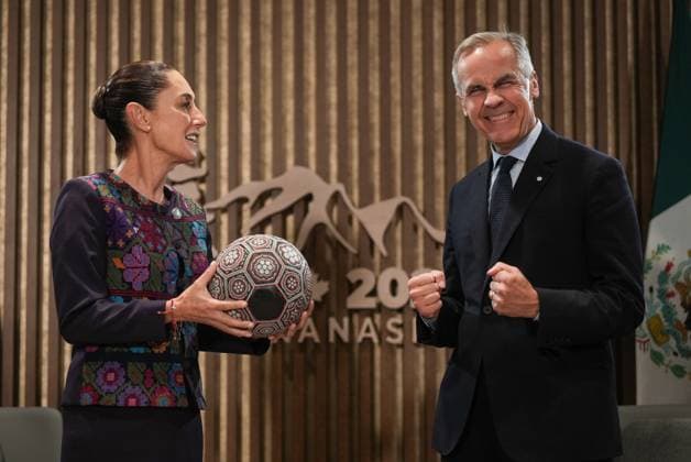 Bilder des Jahres 2025, News 06 Juni News Themen der Woche KW25 News Bilder des Tages June 17, 2025, Kananaskis, Ab, CANADA: Canadian Prime Minister Mark Carney, right, reacts as Mexican President Claudia Sheinbaum presents him a soccer ball with beaded Huichol art on it before a meeting at the G7 Summit in Kananaskis, Alta., on Tuesday, June 17, 2025. Kananaskis CANADA - ZUMAc35_ 20250617_zaf_c35_253 Copyright: xDarrylxDyckx