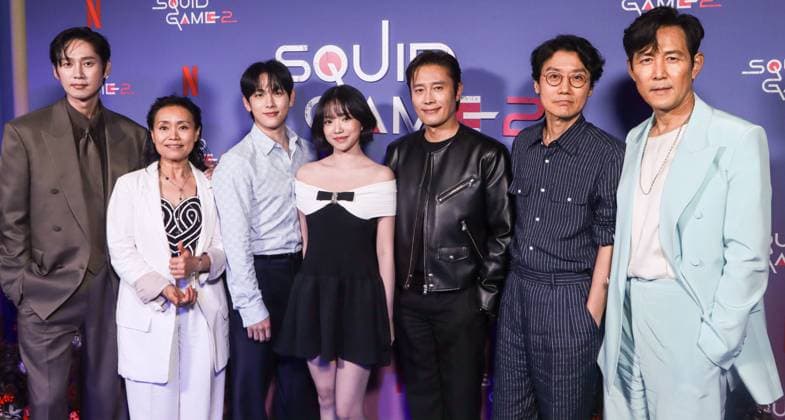 Bilder des Jahres 2025, Entertainment 06 Juni Entertainment Themen der Woche KW25 Netflix s Squid Game Season 2 Experience Photo Call South Korean actor Park Sung-hoon, South Korean movie and television actress Kang Ae-shim, South Korean singer and actor Yim Si-wan (Im Si-wan), South Korean singer and actress Jo Yu-ri, South Korean actor, singer, and model Lee Byung-hun, South Korean film director, producer, and screenwriter Hwang Dong-hyuk and South Korean actor, filmmaker, and businessman Lee Jung-jae arrive at Netflix s Squid Game Season 2 Experience Photo Call held at the Manhattan Mall in Manhattan, New York City, New York, United States. Manhattan Mall, Manhattan, New York City, New York, USA New York United States Copyright: xImagexPressxAgencyx originalFilename: collin-netflixs250618_nps53.jpg