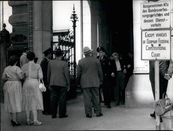 Germany Lithuania Poland 8 August 1956 Prohibition the communist Party Germany Our Photo shows a Group from People, the during the Verdict announcement at KPD Process the Federal Constitutional Court enter wanted Police officers held you thereof from and brought you in addition, the Building to leave, without Rumors Or Riots trigger  Copyright: xUnitedxArchivesx xkpaxKeystonex 19560808_baf_k09_080