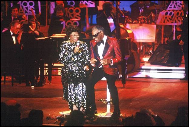 ELLA FITZGERALD und RAY CHARLES ABENDFEIER sie 100 ANS VON Mühle rot A Paris IN 1989 Plan breit Mann Sänger Augengläser SZENE SINGER Paris Frankreich  Copyright: xBERTRANDxRINDOFFxPETROFFx xBESTIMAGExBERTRANDxRINDOFFxPETROFFx xBESTIMAGEx