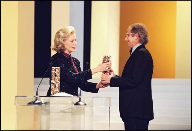 Archiv LAUREN BACALL CESAR D EHRUNG IN 1996 mit KEN LOACH CESAR VON beste Film AUSLANDER für LAND AND FREEDOM Paris Frankreich  Copyright: xRINDOFF-FIZETx xBESTIMAGExRINDOFF-FIZETx xBESTIMAGEx