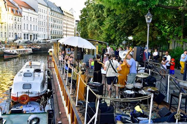 Historic harbor Fischerinsel, Fete de la Musique on board