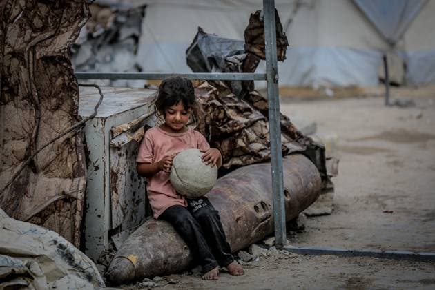 Bilder des Jahres 2025, News 06 Juni News Themen der Woche KW25 News Bilder des Tages Daily life in Gaza under Israeli attacks GAZA CITY, GAZA - JUNE 22: Palestinians try to continue their daily life amid Israeli attacks in Gaza City, Gaza on June 22, 2025. Palestinians, who lost their homes due to the Israeli attacks for more than 20 months, are trying to survive in makeshift tents they set up next to the destroyed and damaged buildings. In addition to shelter, displaced families face serious problems in accessing food, clean water, hygiene supplies and health services. In the shadow of war, children are trying to hold on to life with simple games they play between tents and ruined buildings. Saeed M. M. T. Jaras Anadolu Gaza City Gaza. Editorial use only. Please get in touch for any other usage. Copyright: x2025xAnadoluxSaeedxM.xM.xT.xJarasx