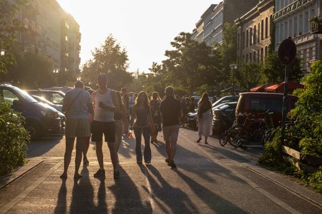On the occasion of the Fete De La Musique in Berlin, many people are out and about on Oderberger Strasse in Berlin Prenzlauer Berg in the evening Fete De La Musique sp2025062143580.jpg