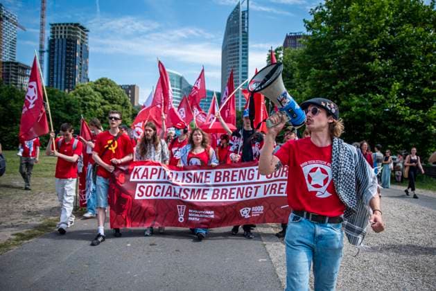 Bilder des Jahres 2025, News 06 Juni News Themen der Woche KW25 News Bilder des Tages June 22, 2025, The Hague, South Holland, Netherlands: A crowd of protestors begin marching through The Hague, the Netherlands, carrying a banner reading Capitalism Brings War. Socialism Brings Peace (translated from Dutch). On June 22, 2025, approximately 5,000 protestors gathered in The Hague two days before the 2025 NATO summit to protest against imperialism and the â€oeNATO War Machine. The Hague Netherlands - ZUMAp202 20250622_zip_p202_008 Copyright: xJamesxPetermeierx