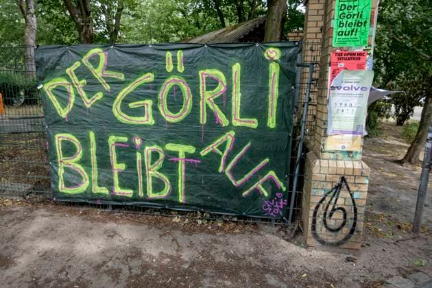 Görlitzer Park, The Görli remains on Protest poster against the construction of the Wall in Görlitzer Park, Friedrichshain Kreuzberg, Berlin Görlitzer Park, The Görli remains on Protest poster against the construction of the Wall in Görlitzer Park, Friedrichshain Kreuzberg, Berlin