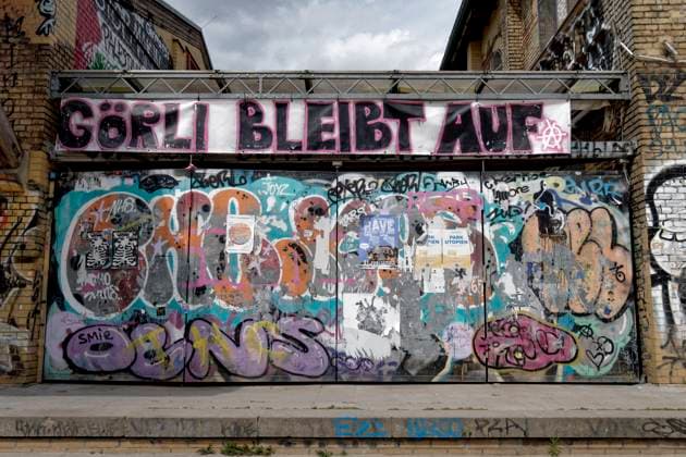 Görlitzer Park, The Görli remains on Protest poster against the construction of the Wall in Görlitzer Park, Friedrichshain Kreuzberg, Berlin Görlitzer Park, The Görli remains on Protest poster against the construction of the Wall in Görlitzer Park, Friedrichshain Kreuzberg, Berlin