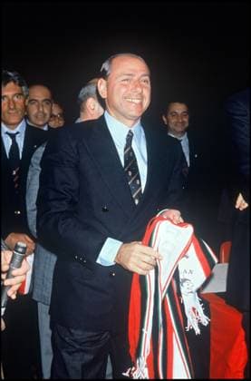 Retro Todesfälle von Silvio Berlusconi Archiv SILVIO BERLUSCONI PRÄSIDENT VON Mailand AC Au Stadion SAN SIRO A Mailand NACH DIE Sieg von Mailand IN LIGA DES CHAMPIONS IN 1994 Mailand Italien  Copyright: xAGENCEx xBESTIMAGExAGENCEx xBESTIMAGEx
