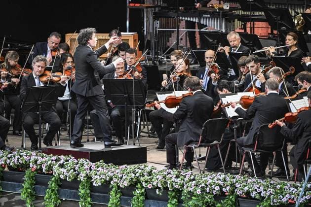 End-of-season concert of the Berliner Philharmoniker at the Waldbühne FOR EDITORIAL PURPOSES ONLY EDITORIAL USE ONLY p First end-of-season concert of the Berliner Philharmoniker at the Waldbühne Gustavo Dudamel conducts a Latin American night with Leonard Bernsteins Symphonic Dances from West Side Story, phot Copyright: MaurizioxGambarini doc819jme1j7ll10uqllpx ,EDITORIAL USE ONLY Copyright: MaurizioxGambarini