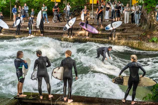 Munichs Eisbach wave reopened after more than two months, crowds of surfers and onlookers on opening day, a surfer was killed in an accident