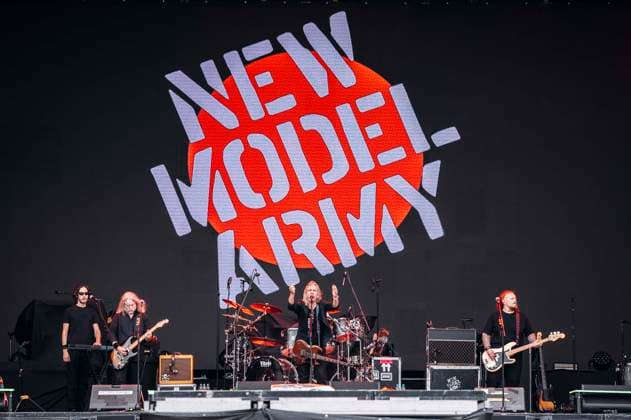Dean White, Justin Sullivan and Ceri Monger from New Model Army live at a concert at Königsplatz Munich, 27 06 2025 Foto:xM.xKremerx xFuturexImagex nma_5603