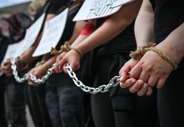 Edmonton Stands In Silent Protest For Ukraine™s Captives EDMONTON, CANADA JUNE 28: Chained in silent protest to represent Ukrainian prisoners of war held by Russia, members of Edmonton™s Ukrainian community gather on Whyte Avenue for the Return Alive rally on the International Day in Support of Victims of Torture, June 28, 2025, in Edmonton, Alberta, Canada. Edmonton Canada  Copyright: xArturxWidakx originalFilename: widak-standwit250628_np1RE.jpg