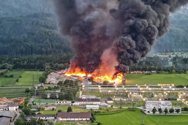 Nussdorf Debant 28 06 2025, Nussdorf Debant, AUT, Grossbrand im Altstoffentsorgungszentrum der Fa Rossbacher, im Bild Luftbild, Luftbild, Übersicht auf das Brandgeschehen Airial picture, Fire incident during the major fire at a waste disposal center in Nussdorf Debant, Austria on 2025 06 28 Expa  EP_gro