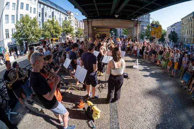 Fete de la Musique at the beginning of summer in Berlin Prenzlauer Berg The Zentralkapelle plays under the sp2025062143101.jpg