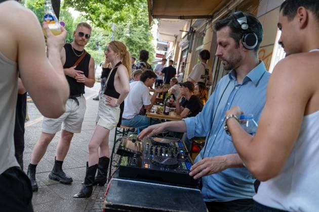 Fete de la Musique at the beginning of summer in Berlin Prenzlauer Berg A DJ plays for customers and friends Always on June 21, the day of the summer solstice, concerts are held throughout Berlin for the beginning of summer Fete de l sp2025062143691.jpg